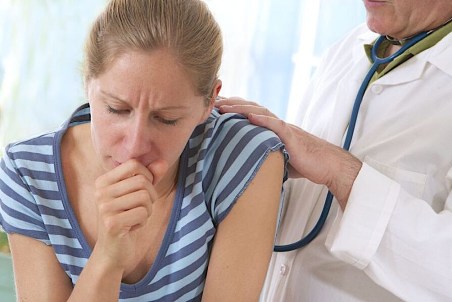 Le docteur tousse en fumant