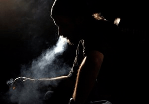 L'homme fume une cigarette