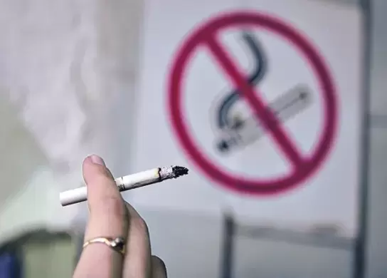 il est permis de fumer dans l'entrée