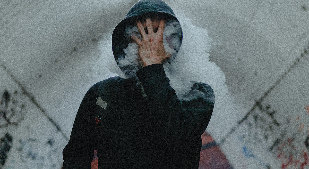 Dans la fumée des cigarettes